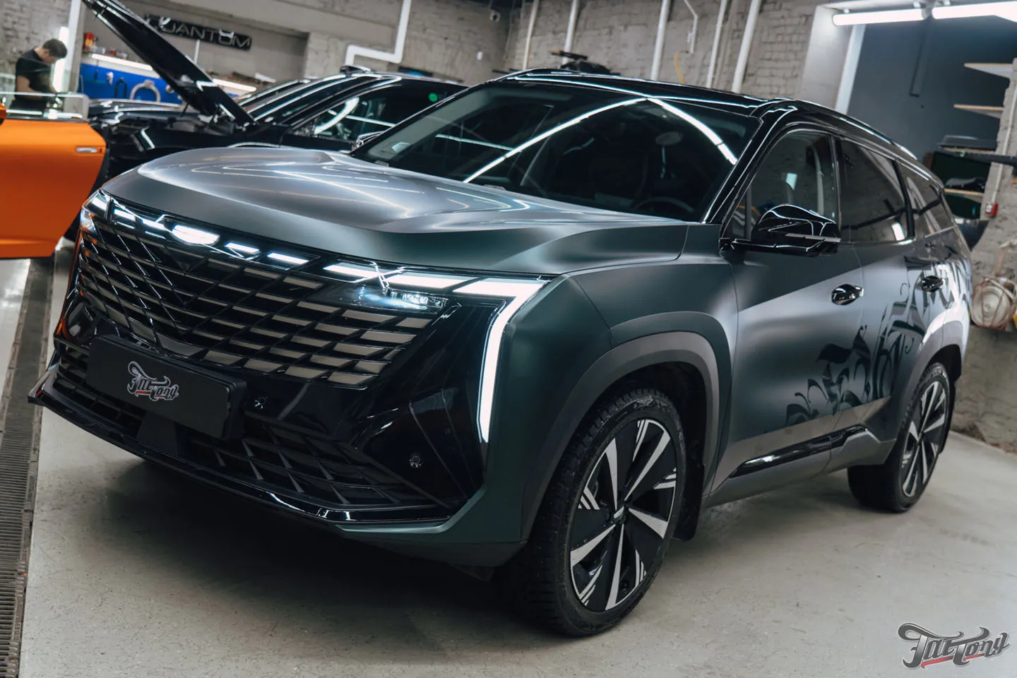 Подарок для будущей супруги: оклеили Geely Atlas матовым винилом, переднюю часть забронировали полиуретаном, добавили глянцевые наклейки + защита глянца в салоне, керамика пленки и кожи